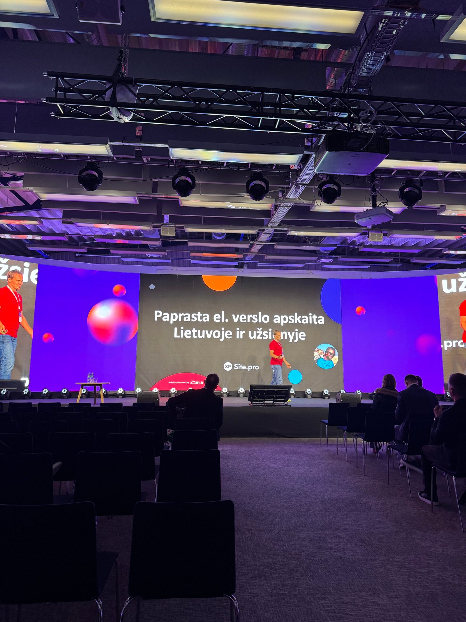 Konferencijos organizavimas: techninis kontrolinis sąrašas (garsas, vaizdas, transliacija) 2 Konferencijos techninis aptarnavimas – scena ir apšvietimas